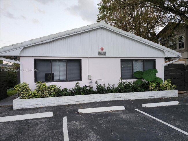 Building Photo - 700 SE 14th Ct Unit 1-3 Rental