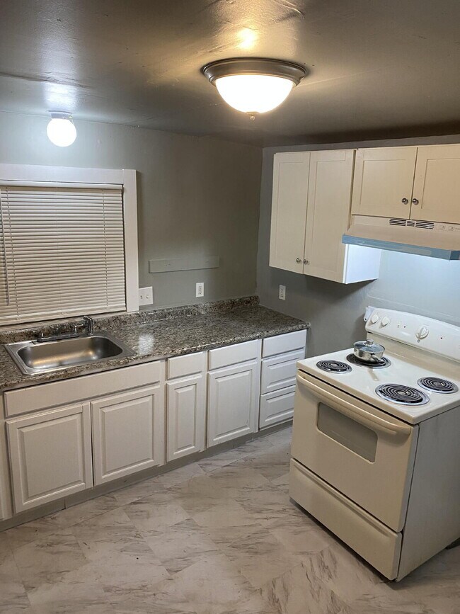 Photo - Charming 3 Bed, 1 Bath Bungalow in Berkley - Section 8 Preferred