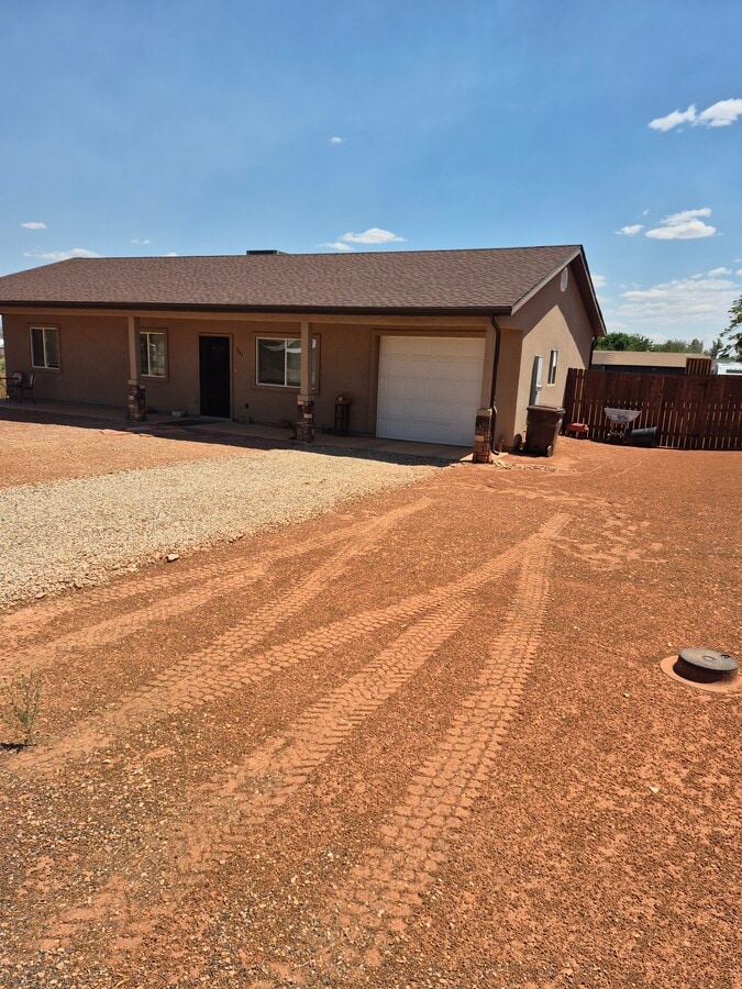 Photo - 501 W Johnson Dr