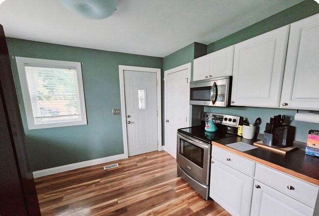 Photo - 1805 Division St W