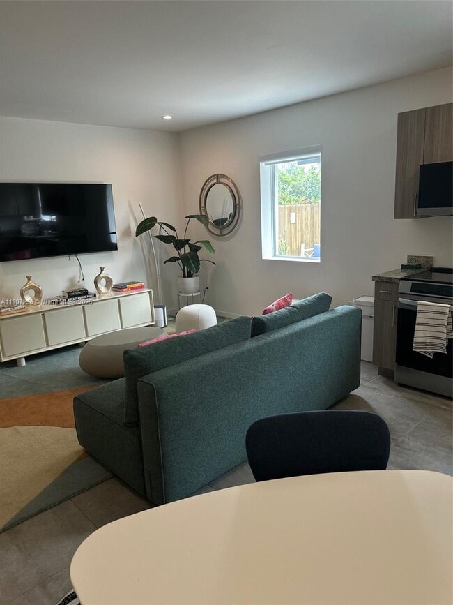 Photo - 165 NW 39th St Unit 4