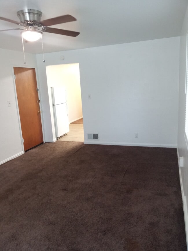 Living Area (2) - 515 East Dr Unit #4