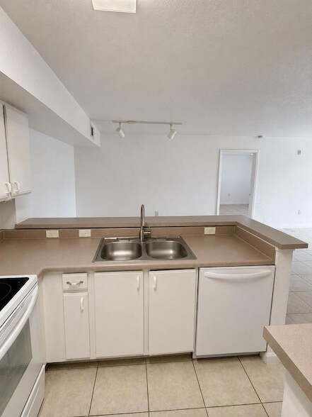 Photo - 121 SW Palm Dr Unit 104