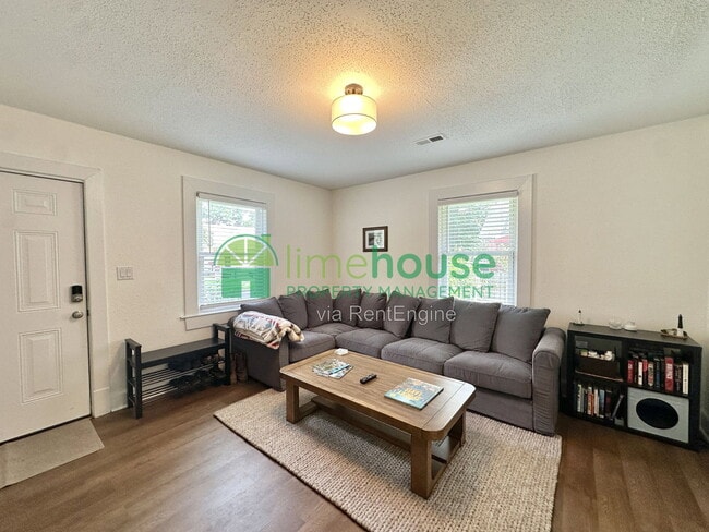 Photo - 2835 Somme Ave