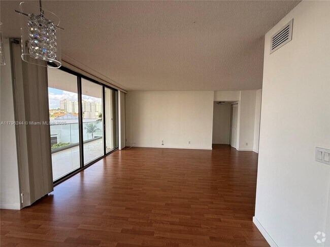 Building Photo - 19707 Turnberry Way Unit 5C Rental