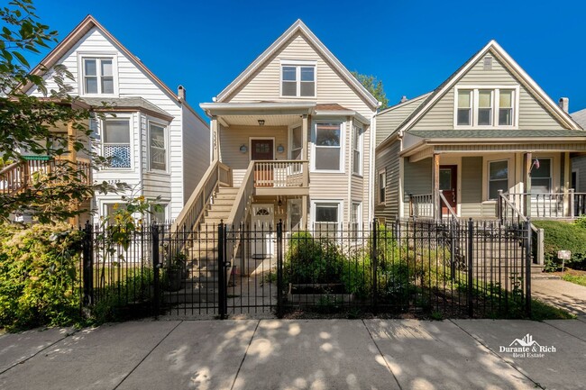 Building Photo - Albany Park 3++ Bedroom Duplex Has it All