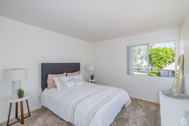 2BR, 2BA - 850SF - Bedroom