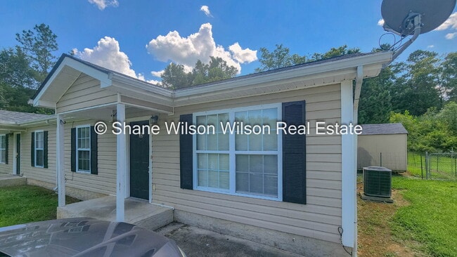 Refreshed 2BR/1BA duplex apartment for rent!