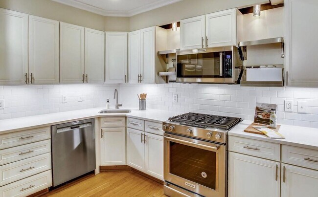 Photo - Beautiful 3 bed & Den + 3 Full Baths - Gorgeous upper level unit