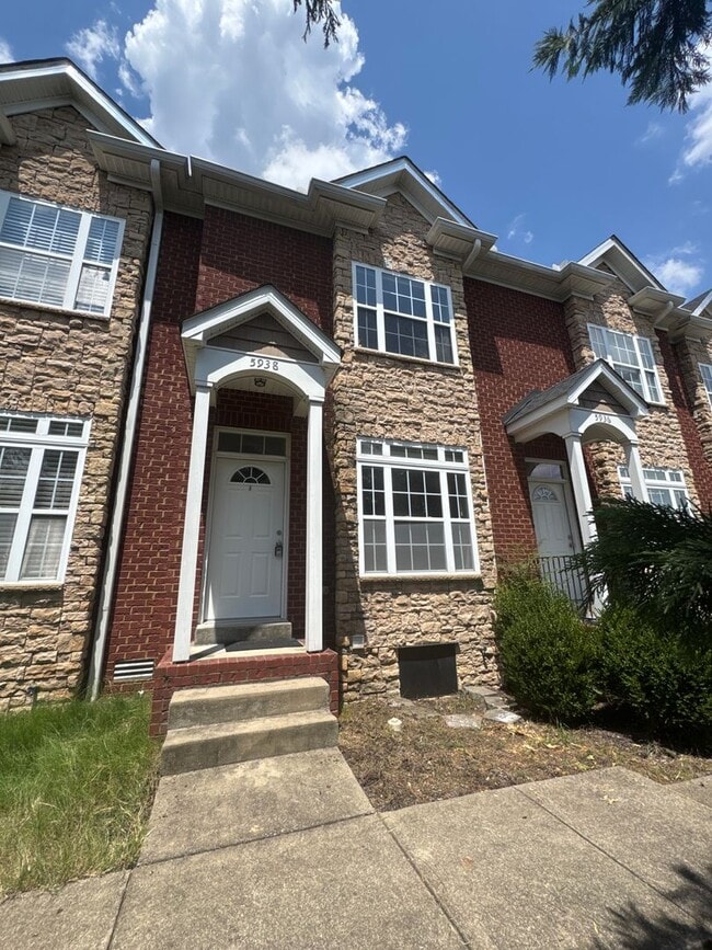 Building Photo - Modern Townhome Just Minutes from Downtown...
