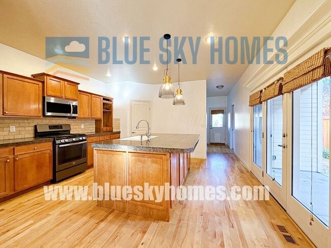 Photo - 988 Washakie St E