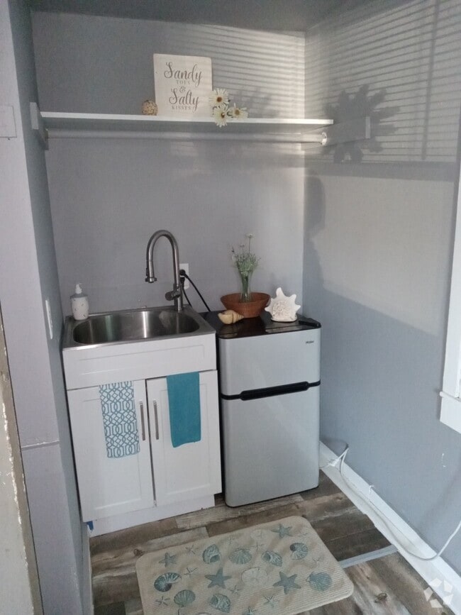Building Photo - 1104 Oak St Unit 2 Rental