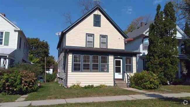 Building Photo - Spacious 4-Bed, 1.5-Bath Home in Vilas Nei...