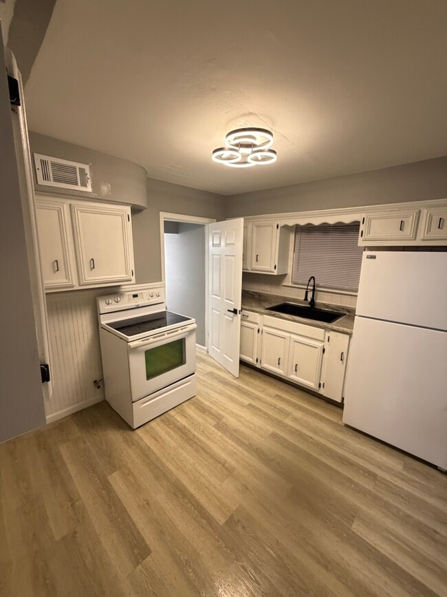 Photo - 7805 Central Ave