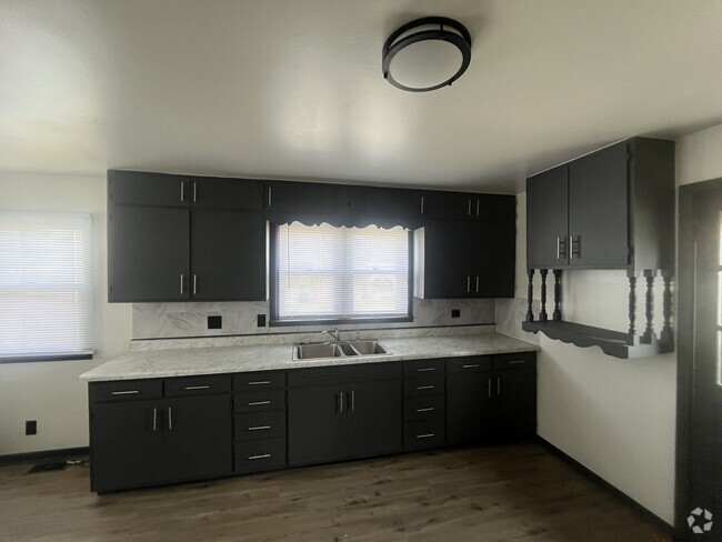 Building Photo - 309 1st St SE Rental