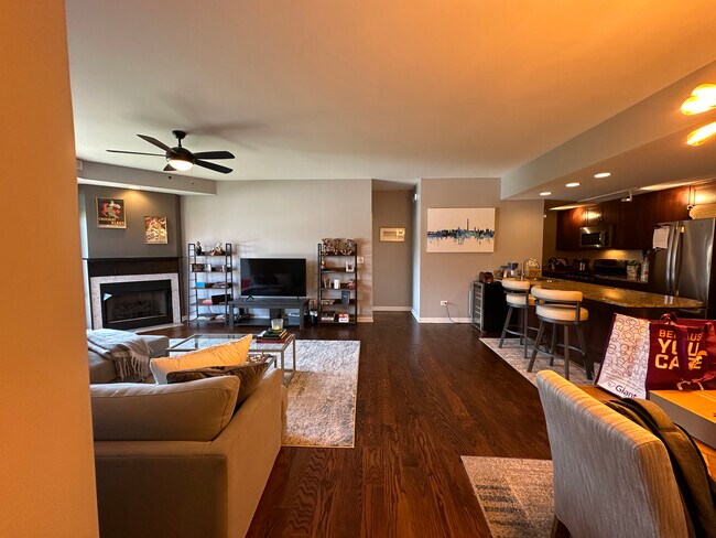 Photo - 680 N Green St Unidad 611