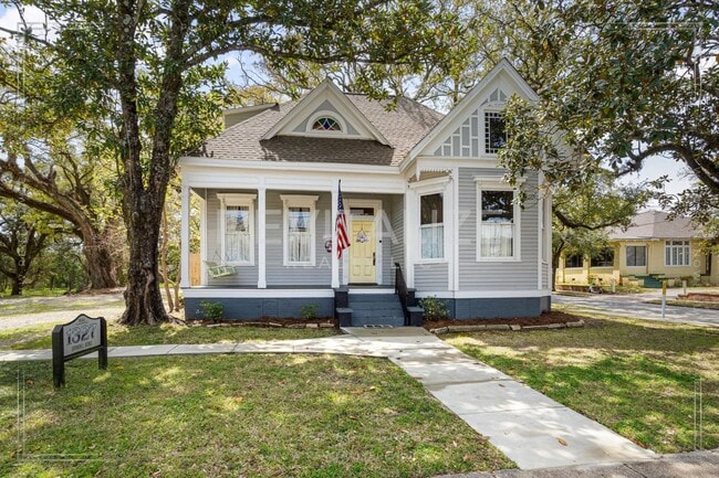 Building Photo - Beautiful Victorian Home in the Heart of S...