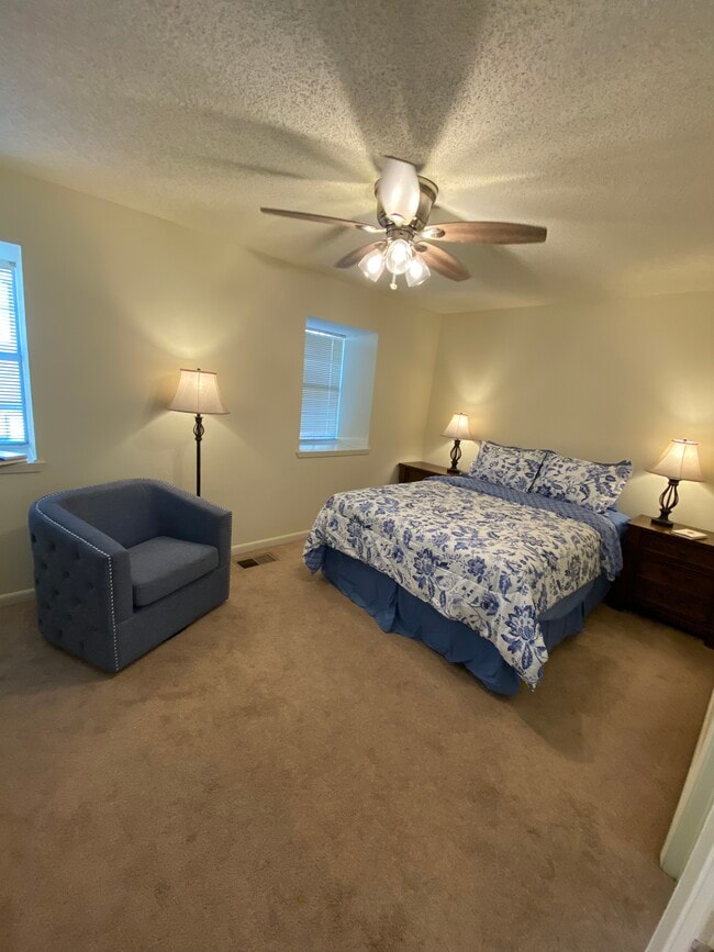 Cama tamaño queen y muebles incluidos. - 102 Michael Dr Unidad 102 Michael Drive