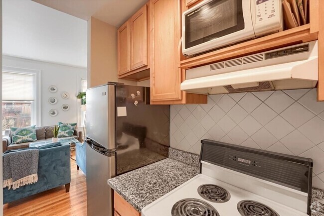 Building Photo - 241 Marlborough St Unit 3B Rental