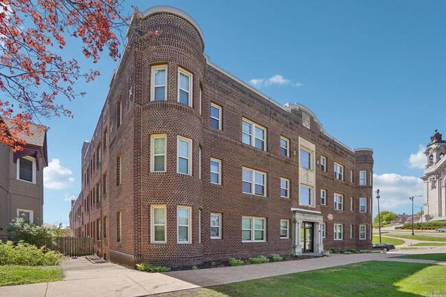 Building Photo - Summit Hill Apartments