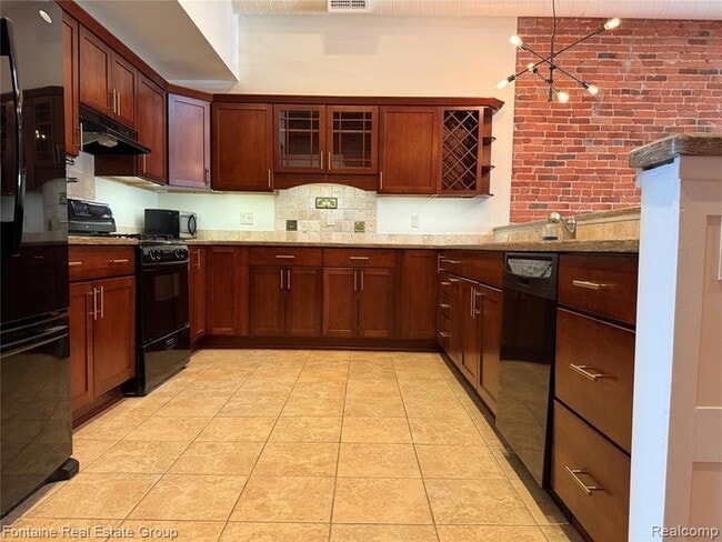 Photo - 107 W Grand River Ave