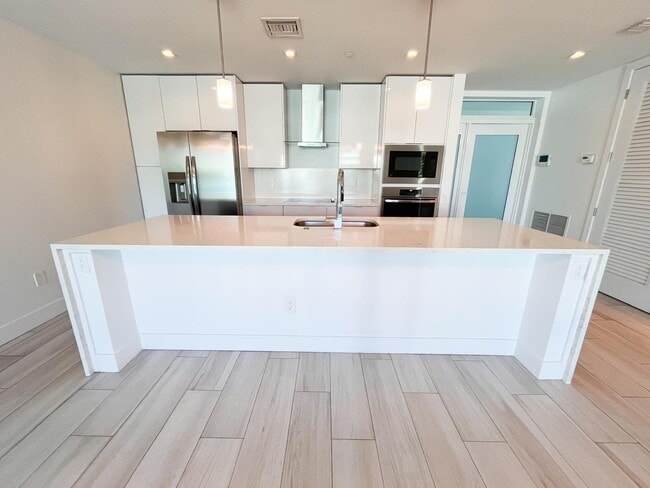 Building Photo - 1 S Palmway Unit 202