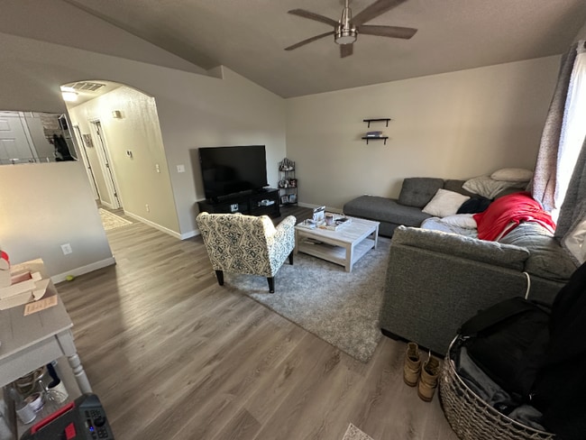 Photo - 1060 Robin Pl