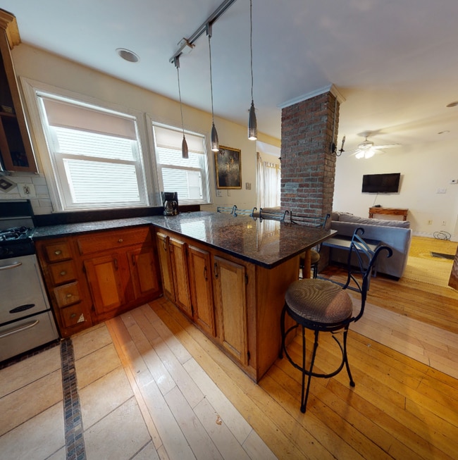 Building Photo - 17 Holman St Unit 1