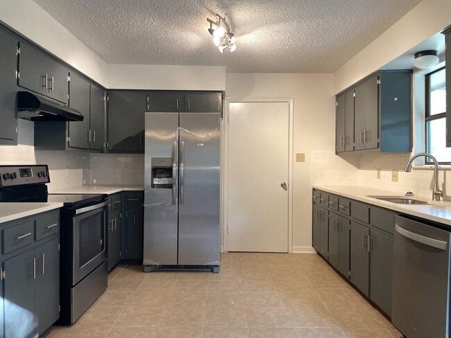 Building Photo - 2501 Peach Tree Ln