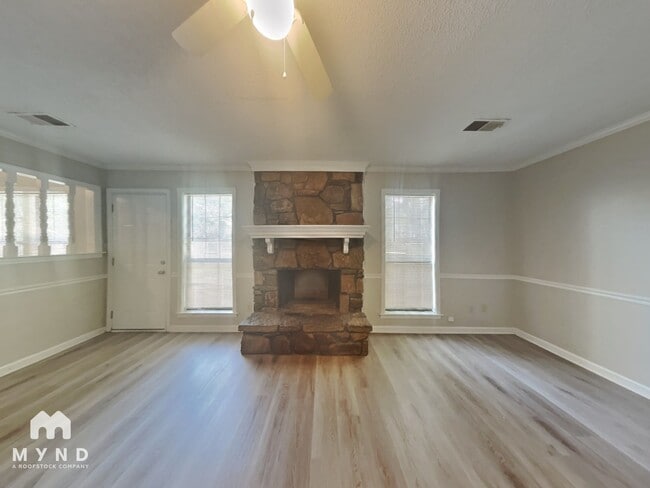 Photo - 976 Clarington Dr