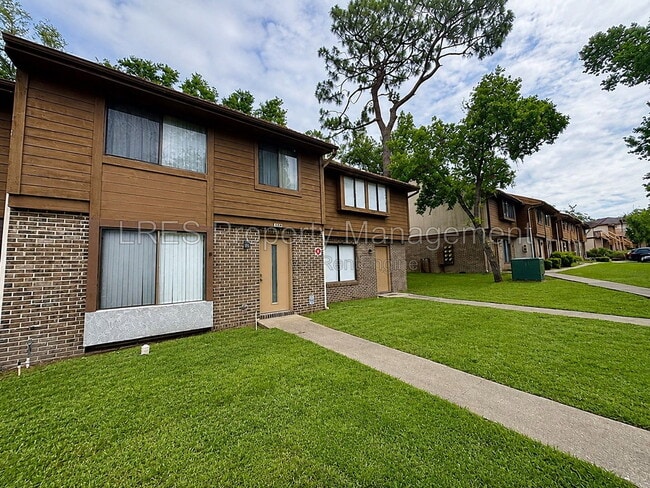Building Photo - 4974 Sanoma Village