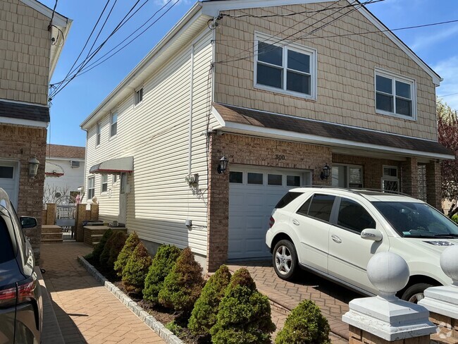 Building Photo - 300 Jefferson Ave Rental