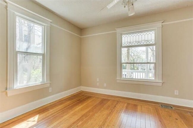 Photo - Big Character. Smart Size. Walk to Switchback. Unidad House