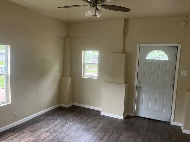 LPP - 428 S. Fredonia St. - LPP - 428 S. Fredonia St. Apartment Unit B