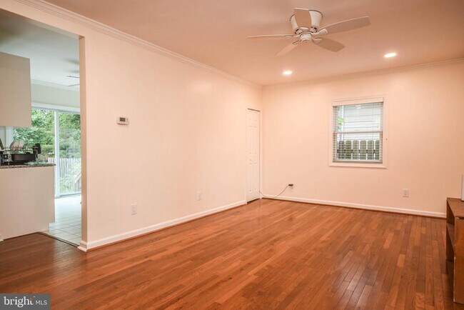 Photo - 4905 Huron St