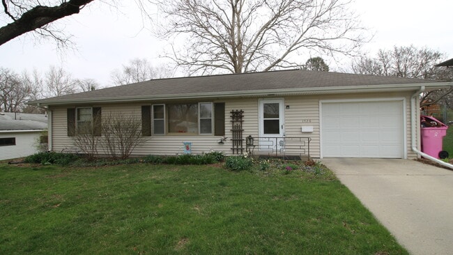 Building Photo - 1526 Marston Ave