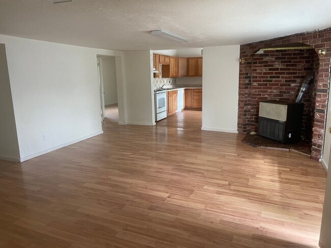 Photo - Large downstairs 4 Bedroom apartment in Winston