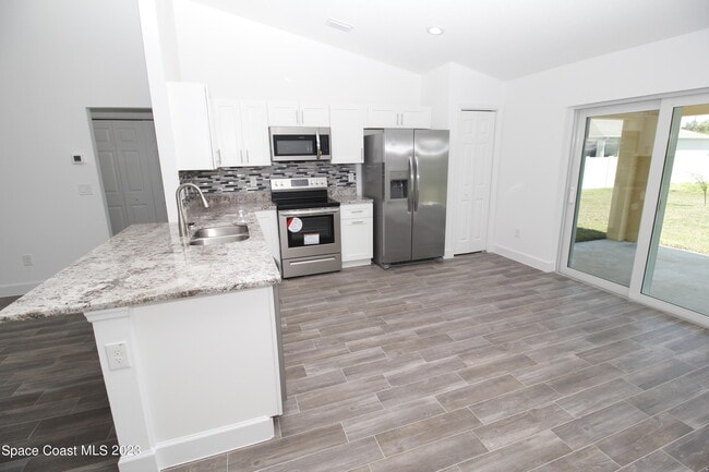 Photo - 906 Armstrong Rd SE