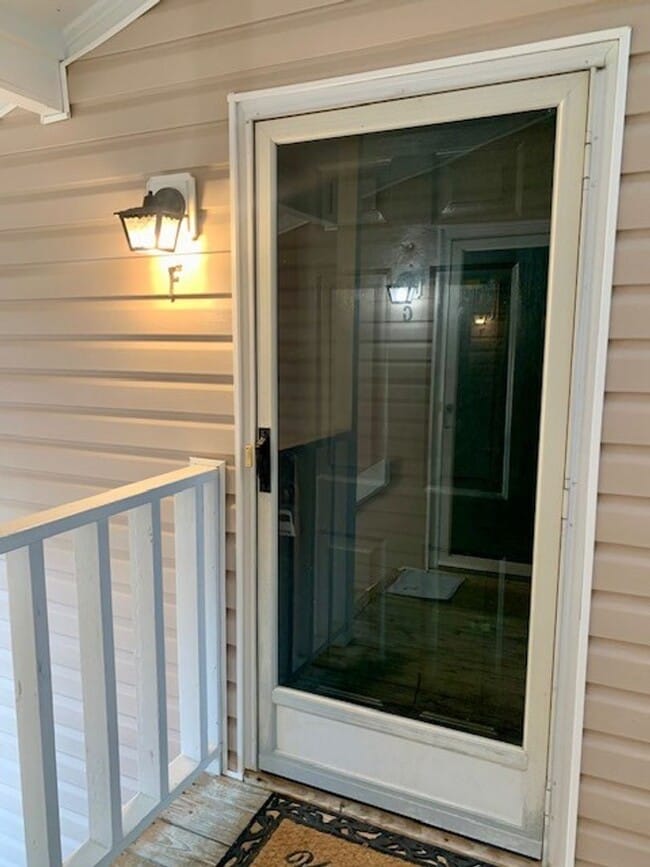 Building Photo - Adorable 2 bedroom 1 bath Condominium in C... Unit F