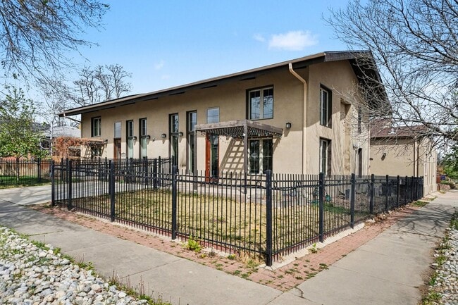 Building Photo - Stunning Luxury Home in Sunnyside **Move-In Special**
