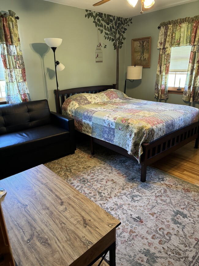 Furnished room with love seat and table - 421 Oakhill Ave