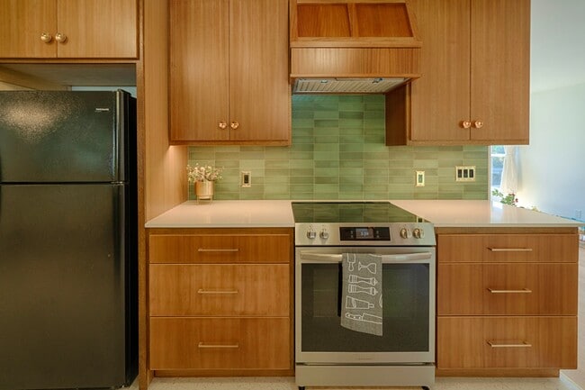 Photo - 540 N 83rd St