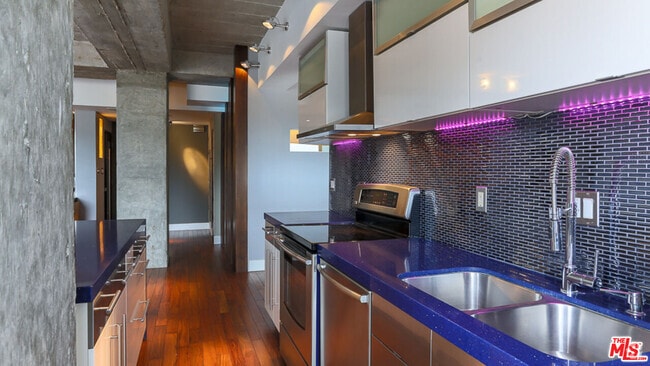 Building Photo - 7250 Franklin Ave Unit 1112 Rental