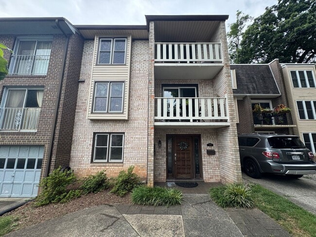 Building Photo - Refreshing 4 Bed 2/2 Bath End Unit Townhom... Rental