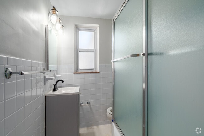Grand One Bedroom - 1BD,1BA - 732SF - Bathroom