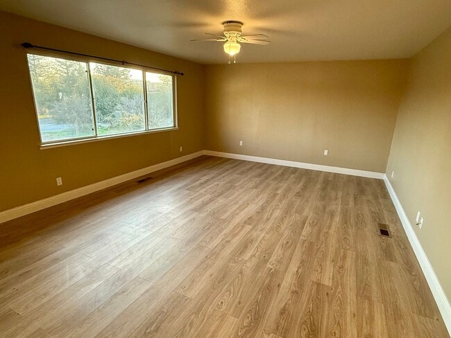 Photo - One level duplex in Windsor with 1 Car Garage, Cats Ok!