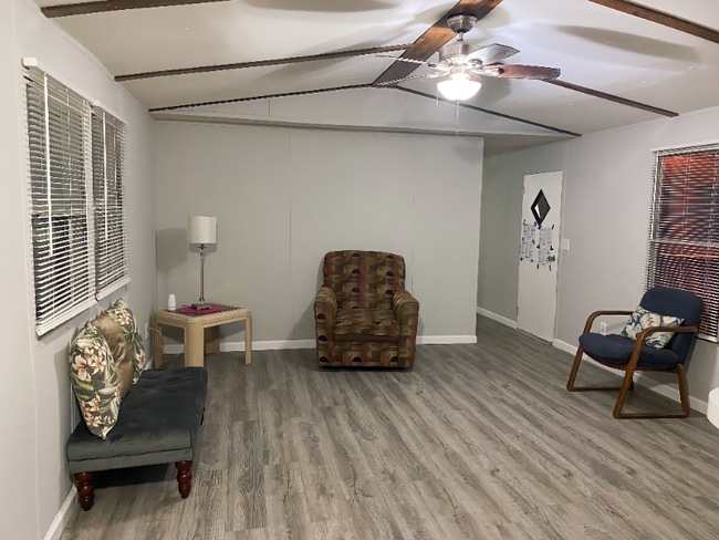 Photo - 777 E Yerby St