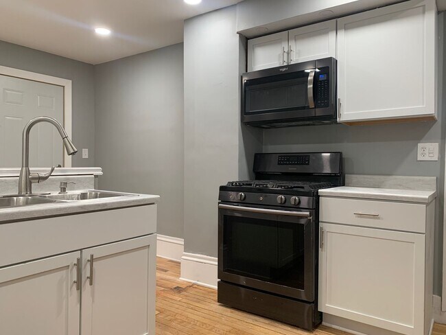 Photo - Amazing 4 Bedroom 2 Bathroom Home in Minneapolis!