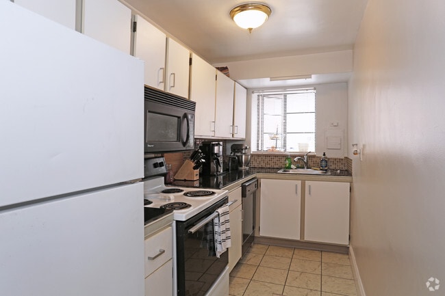 2BR, 1BA - 1000 SF
