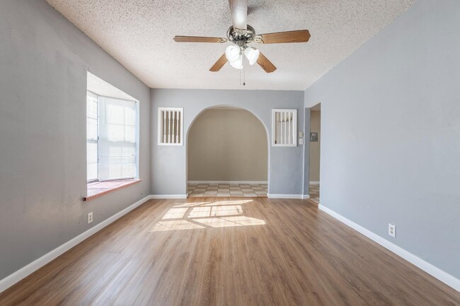 Photo - 875 Plainview Dr